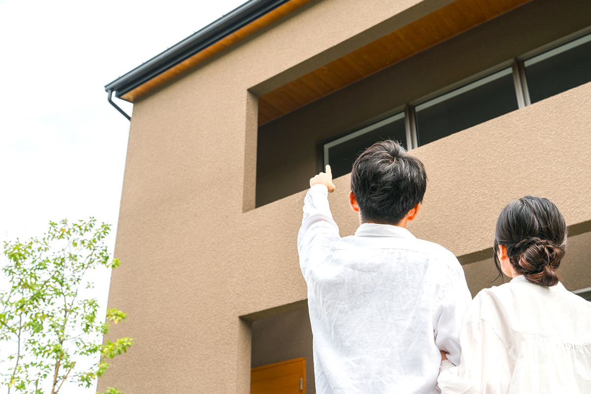 家を見る夫婦